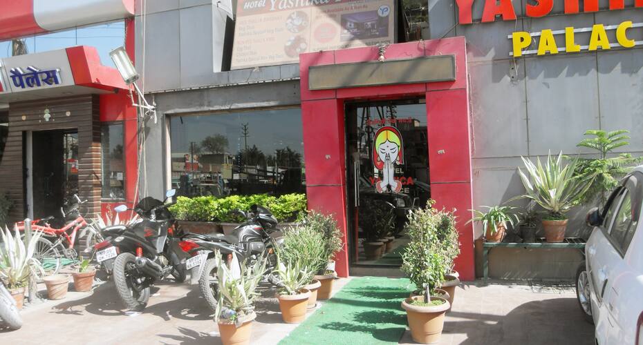 Hotel Yashika Palace, Indore 4